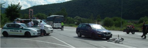 12 ročný cyklista vbehol pod auto