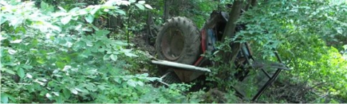 prevrátený traktor
