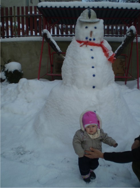 Naša malá Tarja a narodeninový snehuliak od starkých :-)