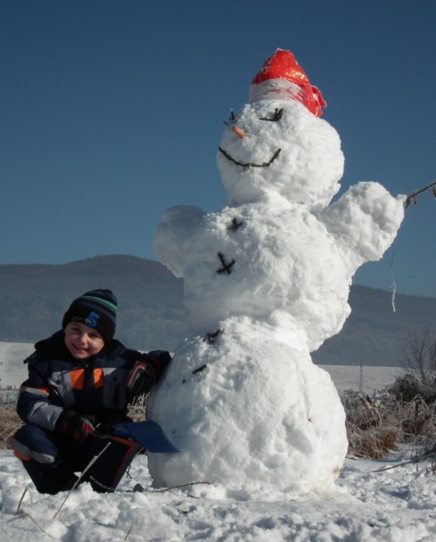 snehuliak pri nových bytovkách v Rožňave - január 2012