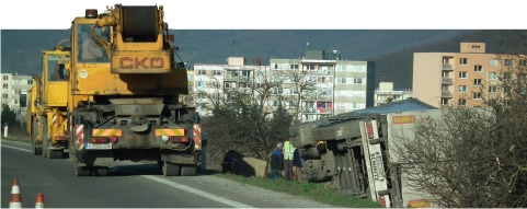 havarovaný kamión vyprosťujú žeriavom